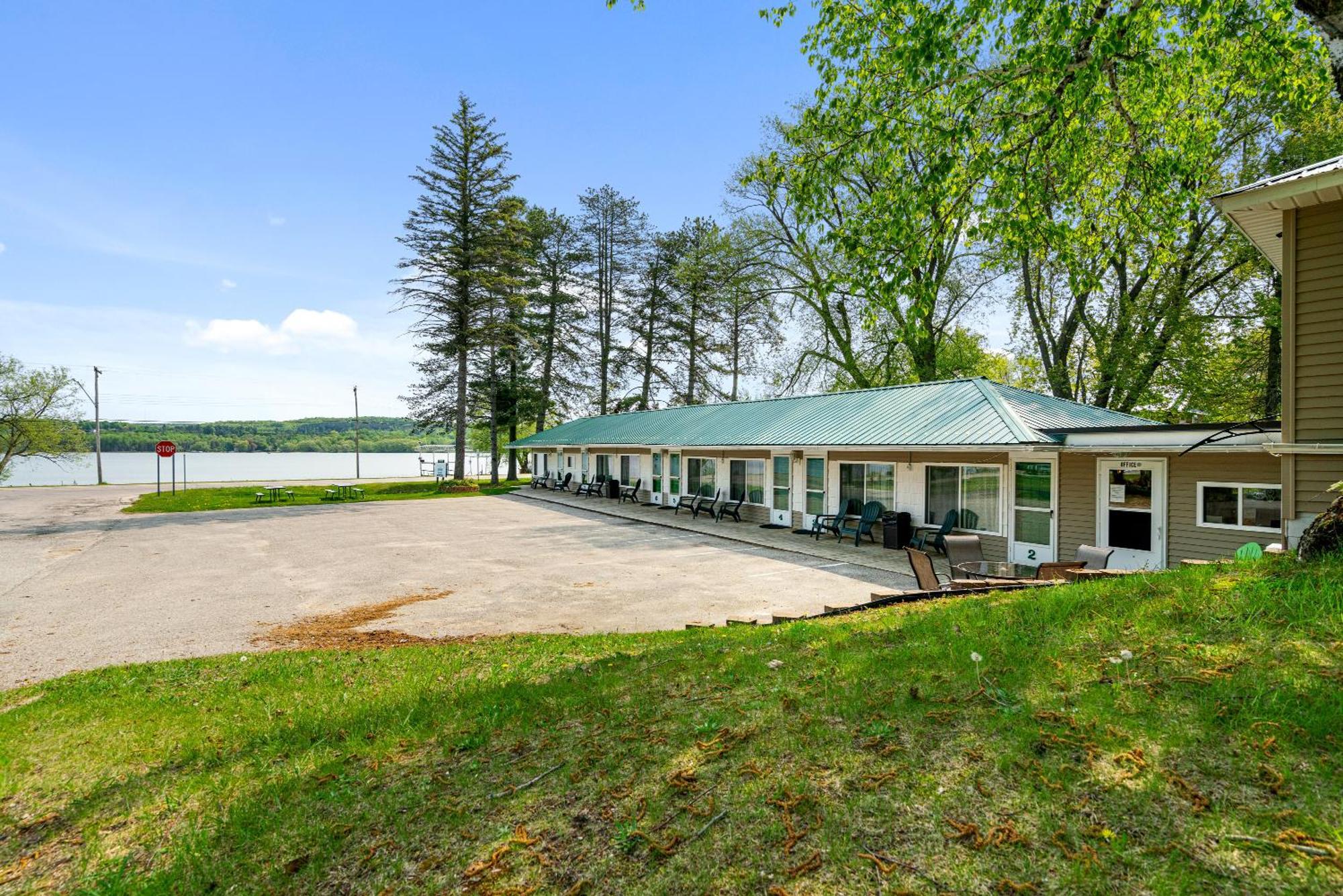 South Arm Retreats Motel East Jordan Exterior photo